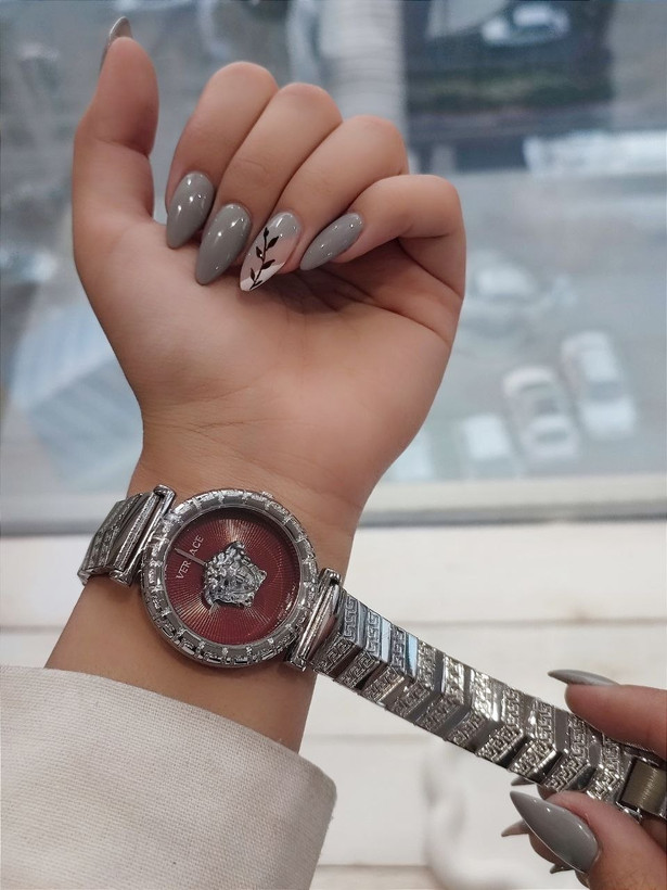 ساعت ورساچه با بند و صفحه طرح ورساچه